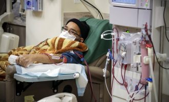 Mbi 80% e pacientëve të hospitalizuar me COVID-19, po përjetojnë simptoma neurologjike