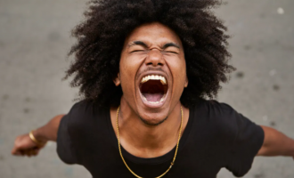 Pse qajmë kur jemi të zemëruar?