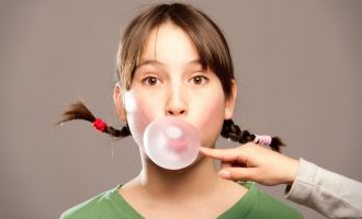 Përtypja e çamçakëzit ka disa efekte anësore në trupin tuaj