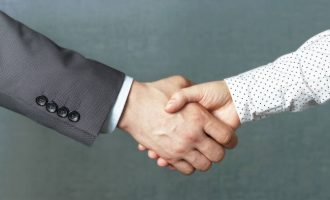 Coronavirus-i mund të mbijetojë në lëkurë për orë të tëra