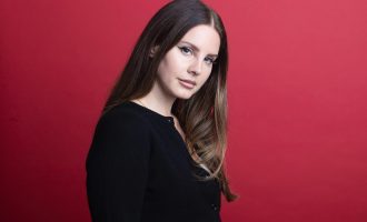 Lana Del Rey publikon këngën e saj të re “Let Me Love You Like A Woman”
