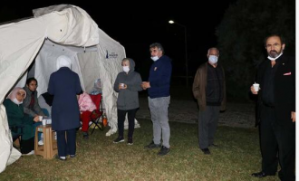 Frikë e madhe: Në Izmir njerëzit e kaluan natën jashtë