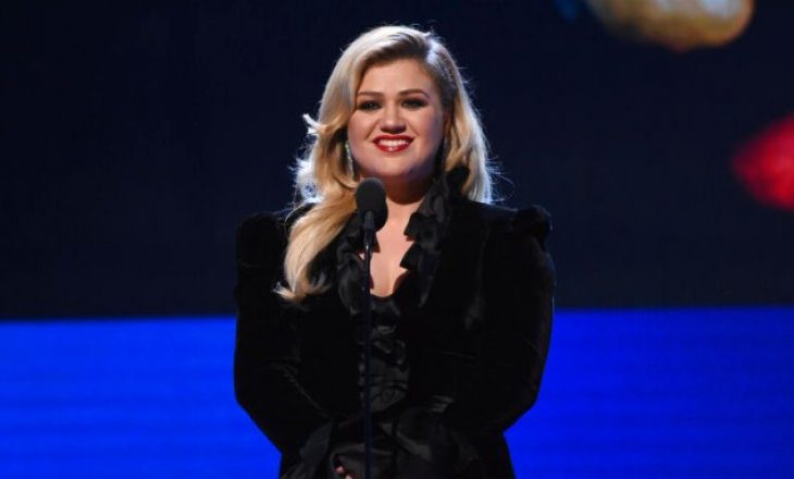 Këngëtarja paditet për 1.4 milion dollarë nga kompania e vjehrrit të saj