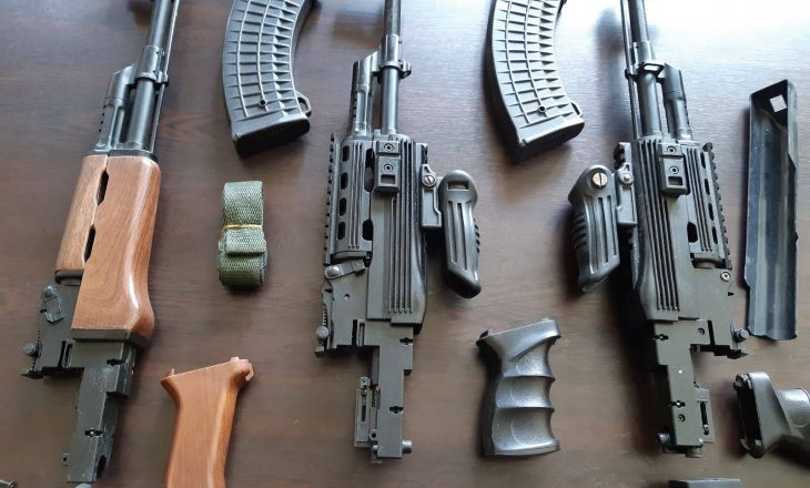 Konfiskohen tre AK-47 në Vërmicë