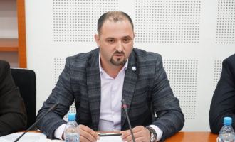 Balaj: Qeveria garanton se do të gjejë zgjidhje që deri nesër të zhbllokohen llogaritë e Telekomit