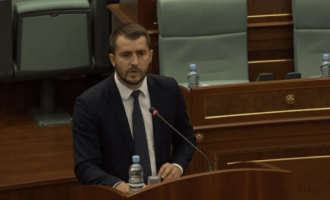 Deputeti Mërgim Lushtaku kundër martesave të gjinisë së njëjtë: Ky model i sheh fëmijët si të parëndësishëm – edhe Merkel ishte kundër