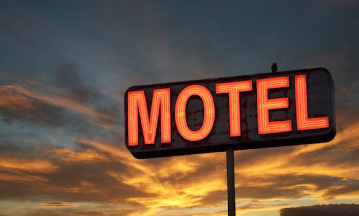 Tre persona dhunojnë një të mitur në motel