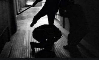 Babai e djemtë e tij rrihen mes vete – arrestohen nga policia