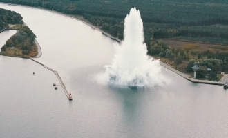 Në përpjeke për ta çaktivizuar shpërthen bomba e Luftës së Dytë Botërore