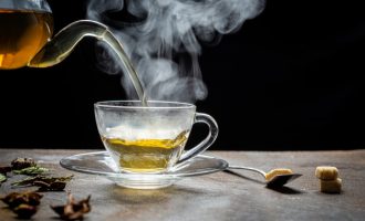 Nëse vloni ujin për çaj, kjo është mënyrë e gabuar e përgatitjes