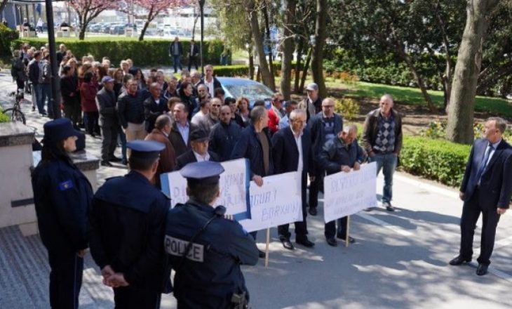 Protestë: Punëtorët teknikë të disa ministrive kërkojnë rritje pagash