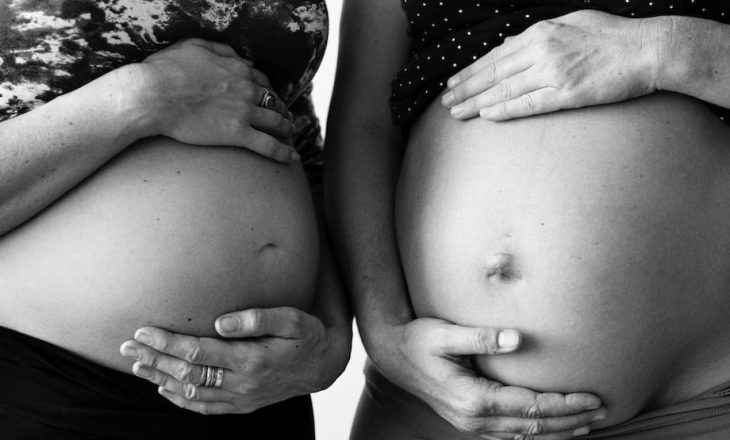 Ridefinim i bukurisë – gratë po ndajnë fotografi të trupave pas lindjes