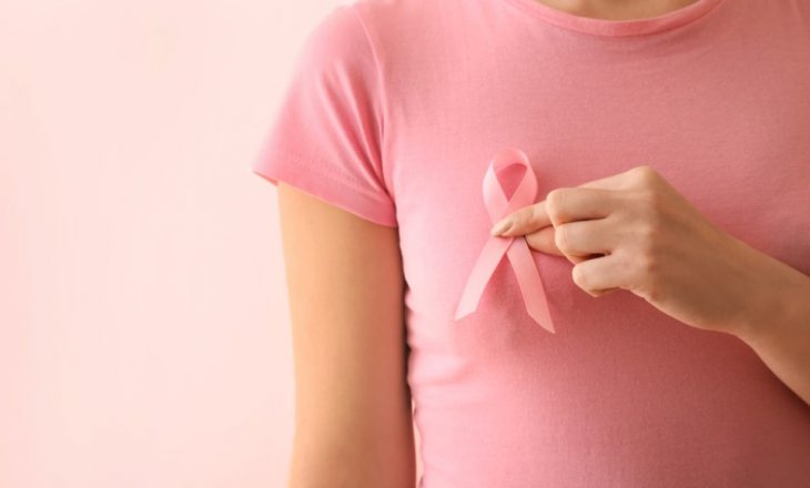 Pesë shenja të kancerit të gjirit që shpesh nuk i vërejmë