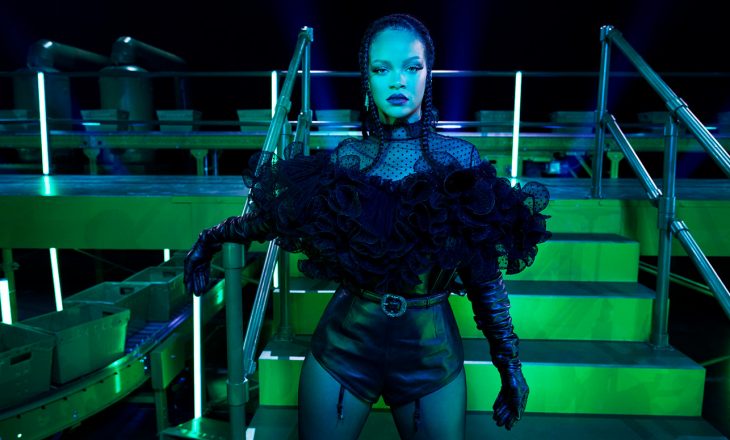 Rihanna organizon pasarelë me personazhe shumë të famshëm