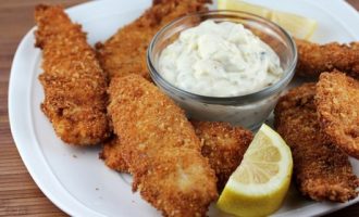 Recetë për sardele të skuqura me domate dhe majdanoz