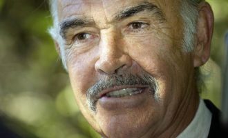 Sean Connery, aktori që luajti James Bond-in, vdes në moshën 90 vjeçare