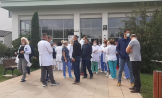 Protestojnë punëtorët shëndetësorë – kërkojnë siguri në punë