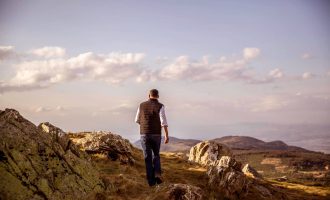 Veseli fton për t’i vizituar bjeshkët