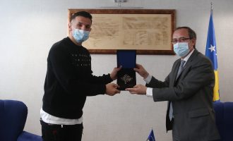 Hoti: Krasniqi ia sollli Kosovës titullin e Kampionit të Botës në Boks