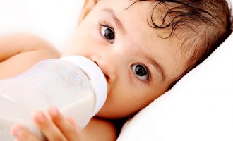 Studimi: Foshnjat mund të konsumojnë një milion grimca mikroplastike nga shishet çdo ditë