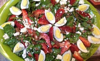 Sallatë e shpejtë me spinaq dhe vezë