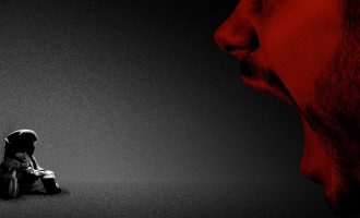 Sulmohet fizikisht nga bashkëshorti