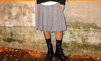 Djemtë adoleshent veshin funda në shkollë për të protestuar ndaj rregullave seksiste për vajza