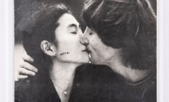 Del në ankand albumi që John Lennon ia nënshkroi vrasësit të tij