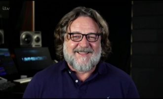 Russell Crowe shpërqëndrohet nga loja e tenisit për të puthur të dashurën