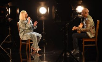 Katy Perry duket shkëlqyese në performancën e parë pas lindjes së vajzës