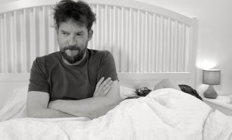 Ja çfarë mund të ndodhë nëse flini të zemëruar