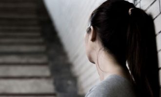 U trafikua te persona të ndryshëm – mbetet shtatëzënë një vajzë në Ferizaj