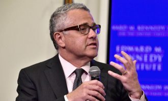 Reporteri i New Yorker pushohet nga puna sepse ekspozohet në një moment intim gjatë thirrjes Zoom të stafit