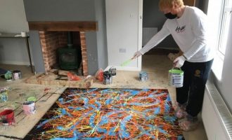 Ed Sheeran dhuron pikturat për ankand bamirës