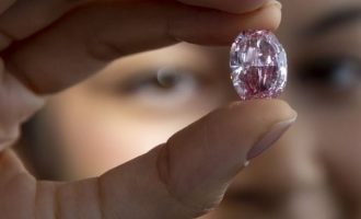 Diamanti i rrallë rozë shitet në ankand për 26.6 milionë dollarë