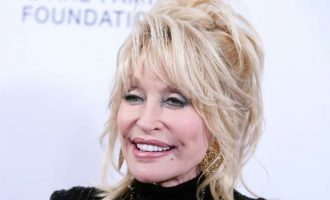 Fondi i dhuruar nga Dolly Parton luajti një rol të rëndësishëm për vaksinën kundër Covid