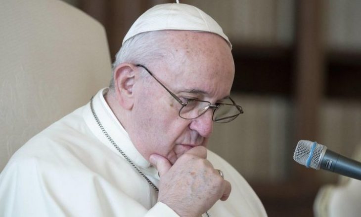 Vatikani investigon pëlqimin nga llogaria e papës të fotos së modeles braziliane