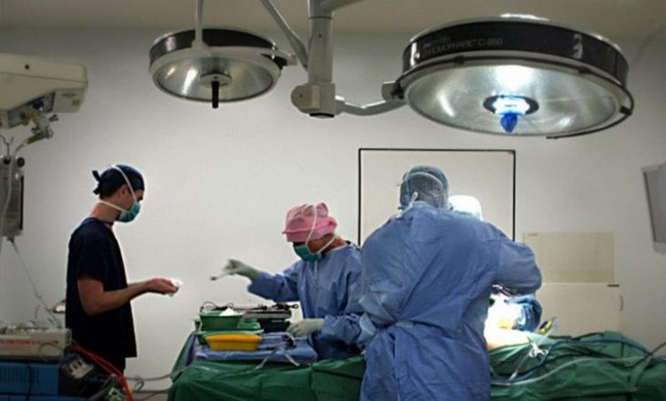 Kirurgu vdes gjatë operimit të pacientit në Arabinë Saudite