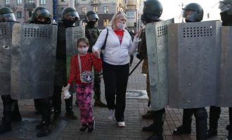 Fëmijët në Bjellorusi imitojnë brutalitetin e protestave në lojërat e tyre