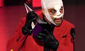 Pse The Weeknd doli i mbështjellë në fasha në AMA?