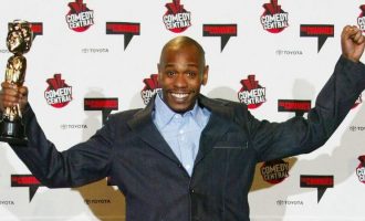Netflix largon Dave Chappelle pasi komediani u ankua ndaj platformës
