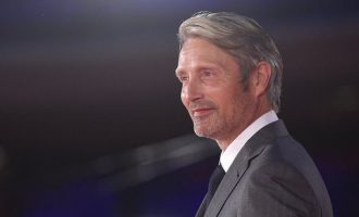 Mads Mikkelsen do të zëvendësojë Johnny Deep në filmin Fantastic Beasts