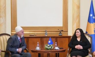 Bekim Jashari e falënderon Vjosa Osmanin që e dekoroi Rifat Jasharin