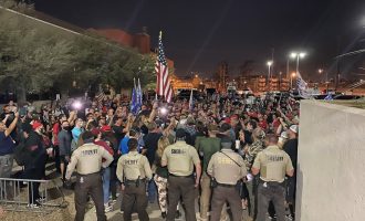 Mbështetësit e Trump po përpiqen të thyejnë qendrat e numërimit të votave