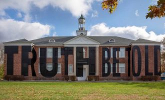 Vepra e Nick Cave do të largohet sepse nuk duket mjaftueshëm artistike