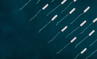 Skocia bëhet vendi i parë në botë që siguron produkte menstruale pa pagesë