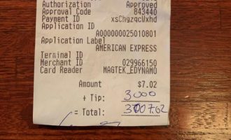 Hëngri në restorant dhe më pas la 3,000 dollarë bakshish