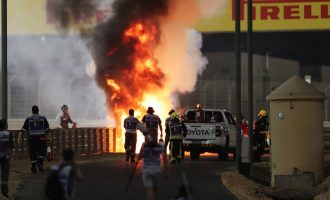 Bolidi i Grosjean përfshihet nga flakët