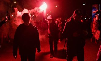 Qeveritë evropiane humbin kontrollin, revoltat duken afër për masat e Covid-19