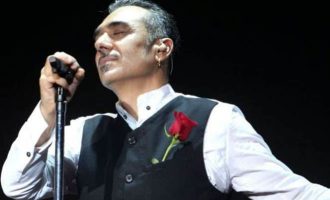 Një nga këngëtarët më të njohur grek arrestohet për posedim të armës dhe kokainës